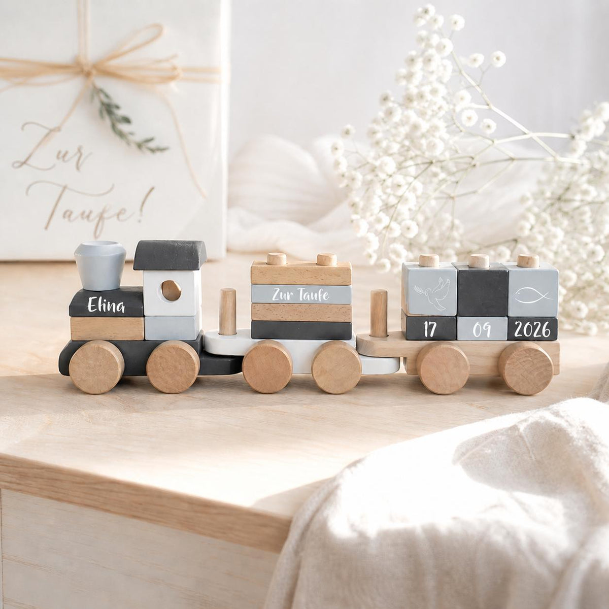 Personalisierter Holzzug aus Holz mit Name und Datum als Taufgeschenk