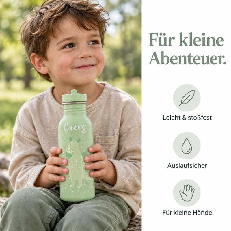 Trixie Trinkflasche 500ml Herr Drache – Junge hält eine grüne Drachenflasche, daneben Vorteilsübersicht
