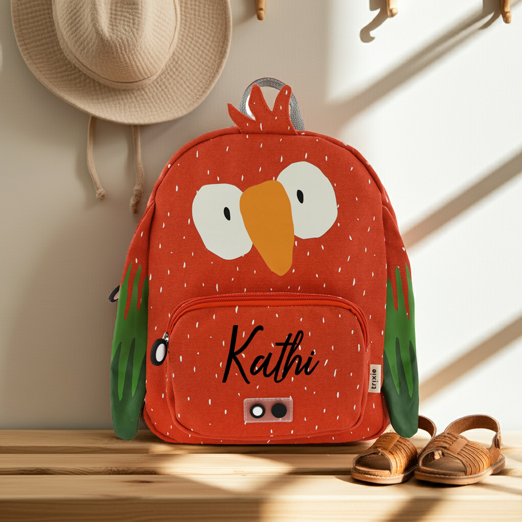 Trixie Rucksack Herr Papagei – mit aufgedrucktem Namen auf einer Holzfläche