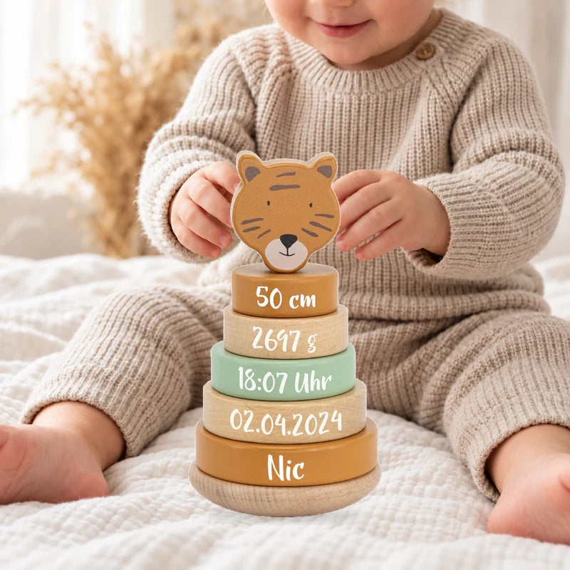 Kleinkind mit personalisiertem Trixie Holz-Stapelturm Herr Tiger zur Geburt