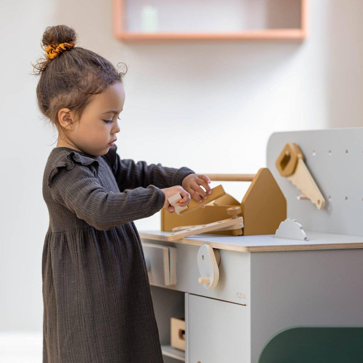 FLEXA Holz-Werkbank für Kinder in Naturgrau – Detailansicht der stabilen Spielwerkbank mit abgerundeten Kanten