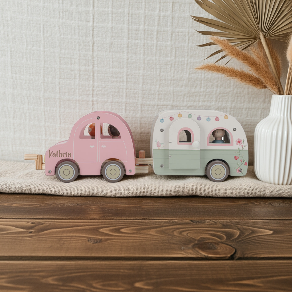 Spielzeug-Wohnwagen mit Holzauto und Figuren – Little Dutch Camping-Spielset